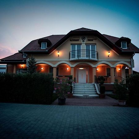 Airport Almaskert Panzio Bed & Breakfast Vecses Bagian luar foto